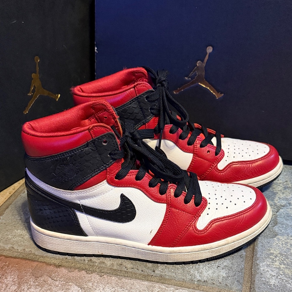 Nike Air Jordan 1 High - White / Red / Black